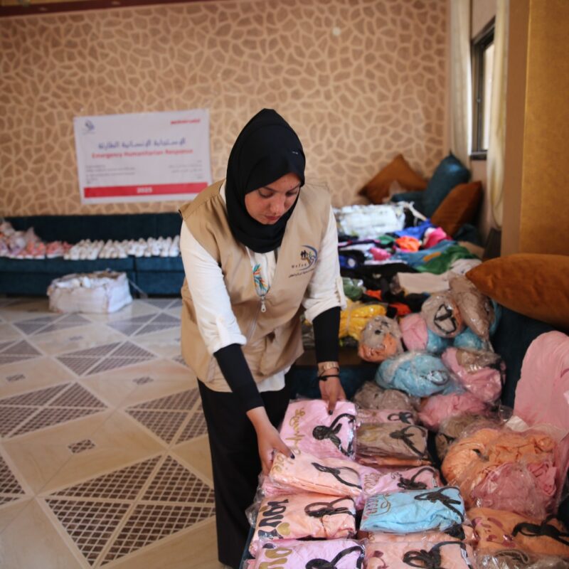 Coperte e vestiti per una famiglia