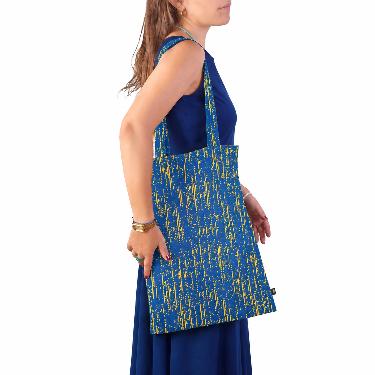 Borsa shopper blu indossata