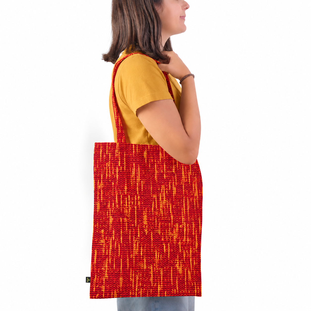 Donna con shopper tote bag rosso intrecciato