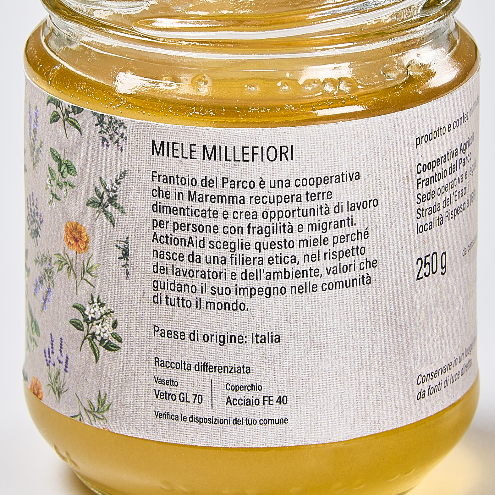 Focus dell'etichetta del miele solidale